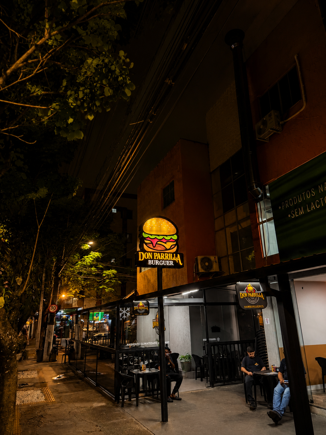 Fachada iluminada do Don Parrilla Burguer em Jardim Camburi, Vitória